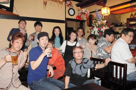 　にぎやかな「あうん」。中央のエプロン姿が岩塚淳子さん。奧の花はお客さんへの「感謝の気持ち」