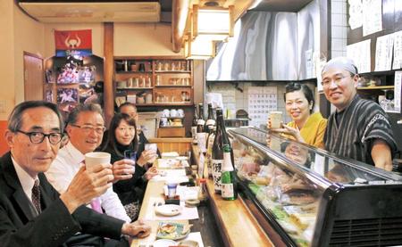 　右端にいるのが店主の小野雄一郎さん、由美子さん夫妻。１人客もＯＫ