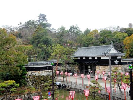 　高知城の天守閣と追手門。両方が現存するのは全国でも３つだけという