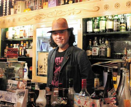 　バー「マンティコア」オーナーの岡澤理秀さん。渋谷すばるとも共演した