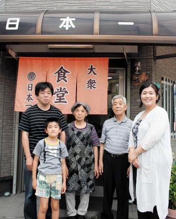 　（左から）櫻本賢治さん、タツコさん、修造さん、佳代さん。前列が陽千和くん