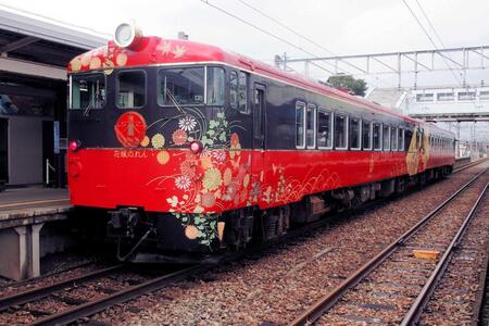 　女性の幸せを願う列車「花嫁のれん」