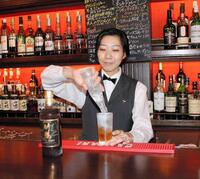 　「竹ハイ」を作る小川さん