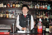 　笑顔がはじける「ｂａｒ　Ｂ♭」のオーナー兼バーテンダーの鍵恵子さん