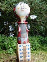 　芸術祭のメーン・ヴィジュアルとなっている日野田崇氏の作品「私の山」＝六甲オルゴールミュージアムの中庭そば