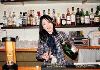 　ジントニックを作る辛山順子さん
