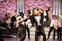 　（ｃ）Ｄｉｓｎｅｙ　（左から）ミッキーマウスと指揮者を務めたグーフィー
