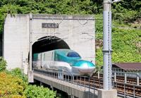 　青函トンネルに進入する北海道新幹線Ｈ５系