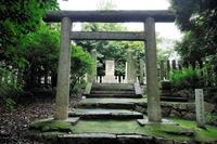 　東福寺即宗院の鳥居奥にたたずむ東征戦亡の碑