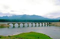 　糠平湖にたたずむタウシュベツ川橋梁。古代ローマの水道橋を思わせるアーチ美が印象的だ