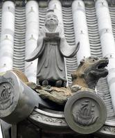 　仁和寺金堂の屋根にある仙人「黄石公」の像