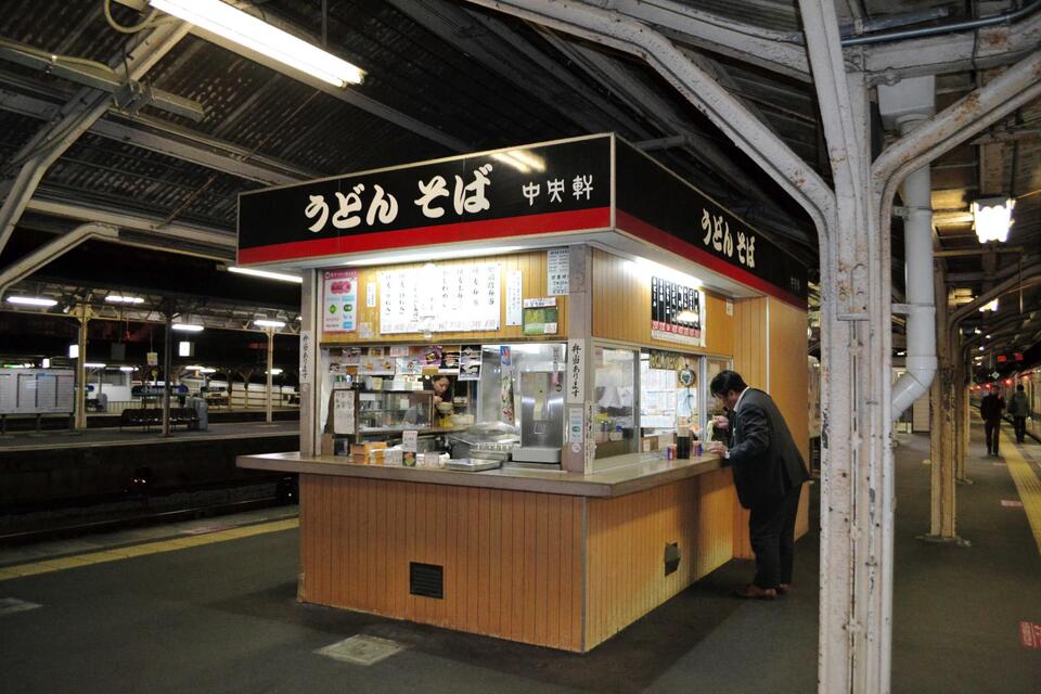 　鳥栖駅５・６番ホームの駅そば店
