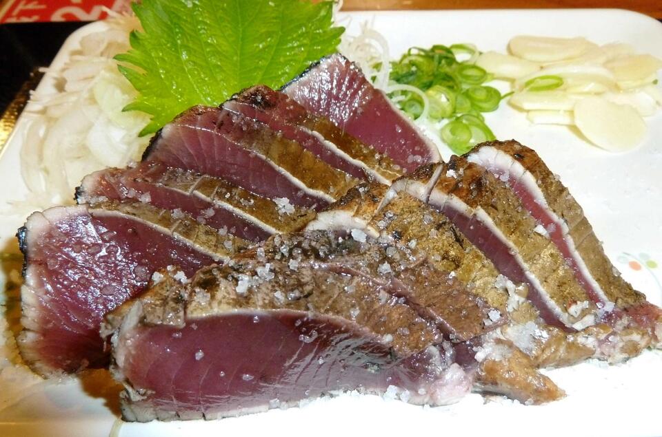 　焼きたてのカツオのタタキ。塩だけで食べるのが一番人気