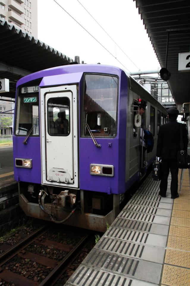 　加茂駅停車中のキハ１２０系