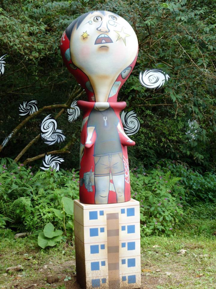 　芸術祭のメーン・ヴィジュアルとなっている日野田崇氏の作品「私の山」＝六甲オルゴールミュージアムの中庭そば