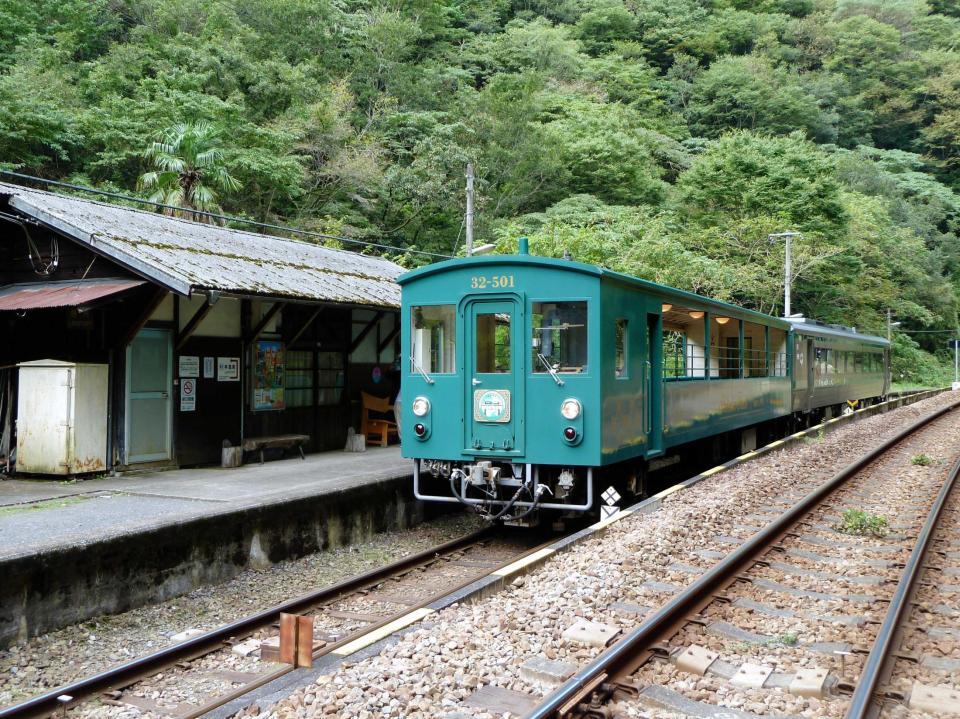 　土讃線を走るトロッコ列車。前方の車両が窓なし、後方が窓あり＝坪尻駅