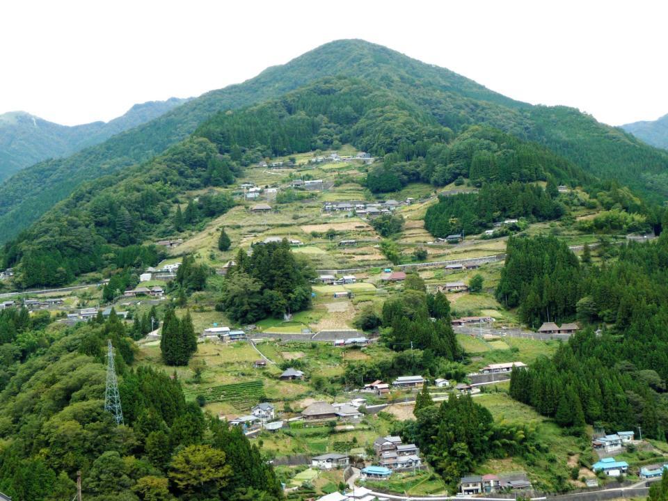 　山の斜面に広がる落合集落。ここに８件の宿泊用「茅葺き民家」がある