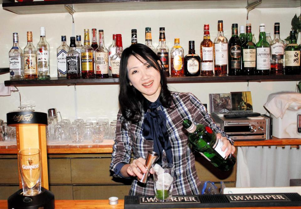 　ジントニックを作る辛山順子さん