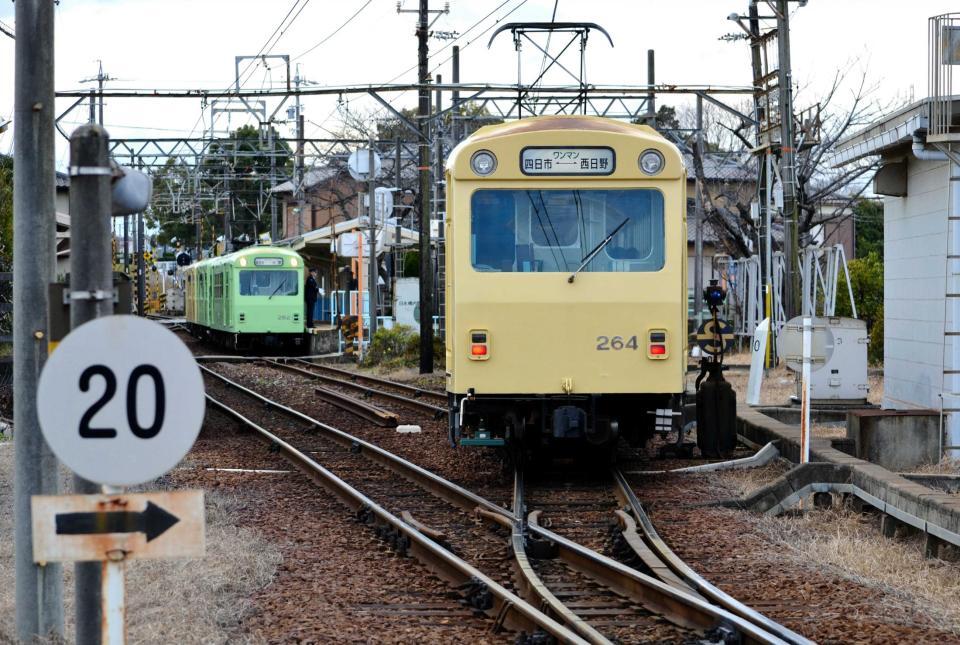 　日永駅で八王子線（右）と内部線に分岐する「四日市あすなろう鉄道」