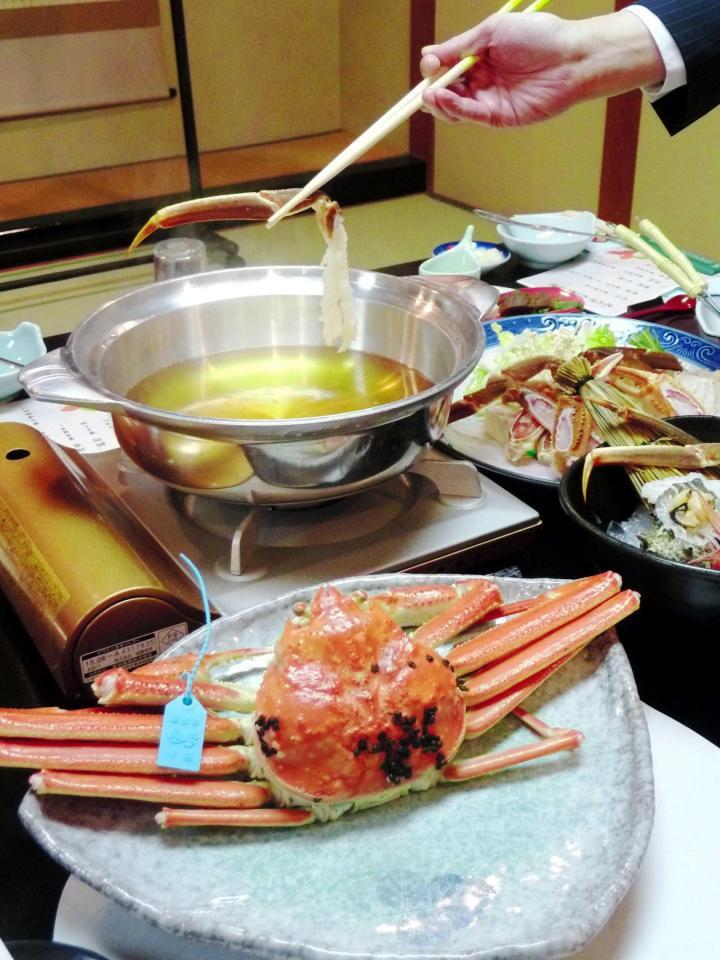 　青いタグが付いた加能ガニ。「タグ付きずわい蟹会席」は絶品＝休暇村能登千里浜