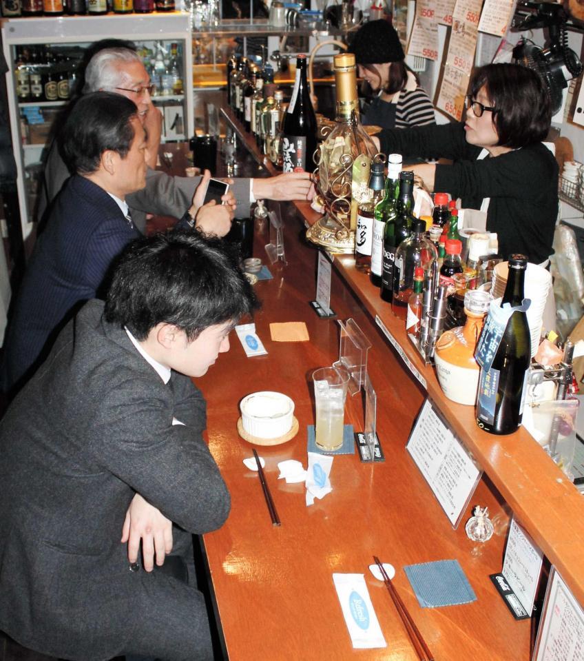 　客とスタッフの距離が近い店内