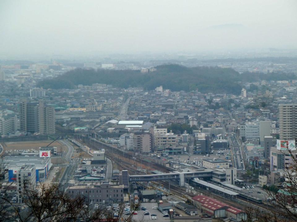 　徳川家康が佐和山城落城を見届けた丘＝佐和山城跡からのぞむ