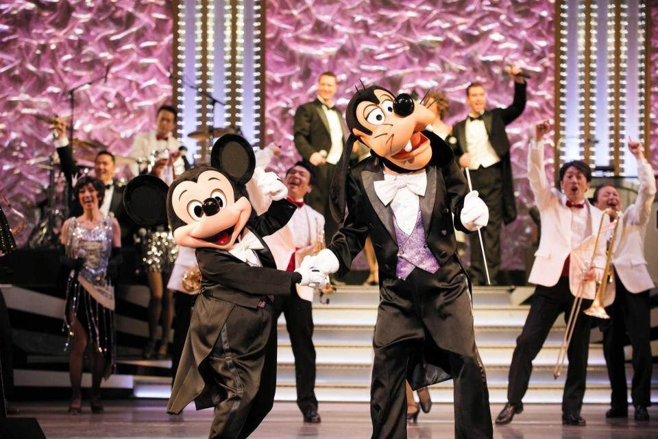 　（ｃ）Ｄｉｓｎｅｙ　（左から）ミッキーマウスと指揮者を務めたグーフィー