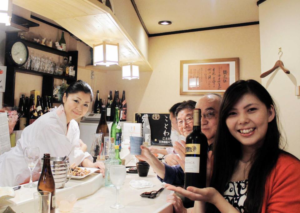 　澤井佐智恵さん（左）が料理をふるまいにぎわう「ことわ」