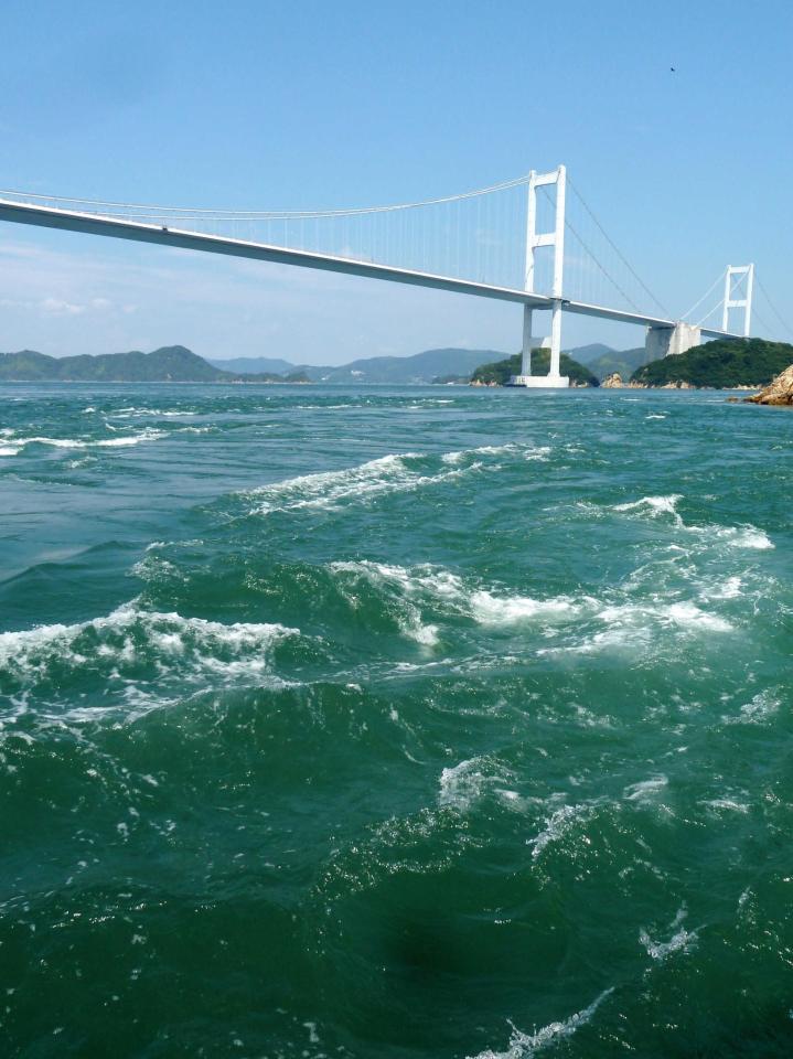 　来島海峡急流観潮船から来島海峡大橋をのぞむ