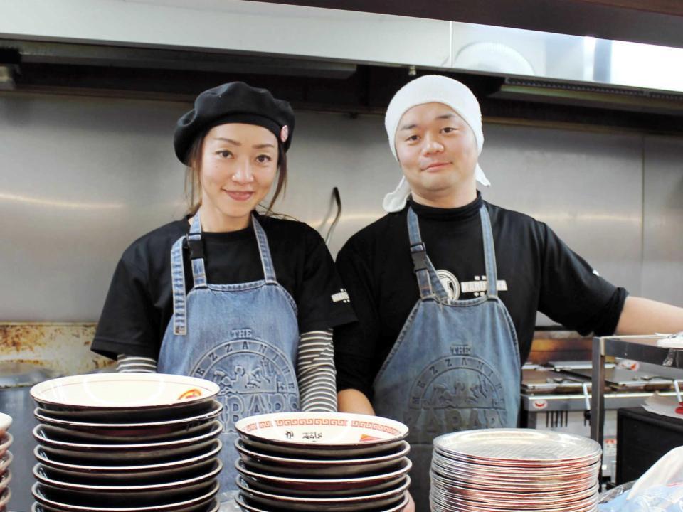 　松岡明憲さん（右）と姉の松岡佳栄子さん