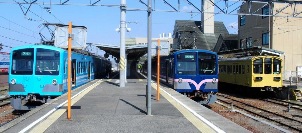 　八日市に停車中の近江鉄道の車両。（左から）１００形、９００形、８００形　