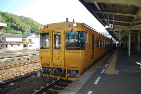 　八幡浜駅で発車を待つ「伊予灘ものがたり」。5月18日には乗車20万人を達成した