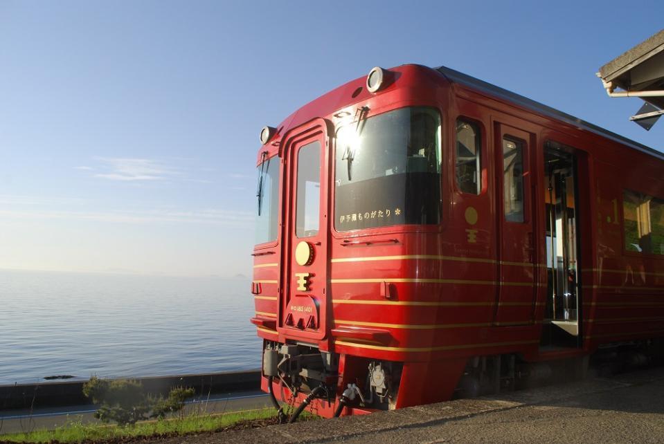 　「下灘駅」に停車中の「伊予灘ものがたり」。「道後編」では停車時間帯が夕暮れ時と重なるので、「映える」写真が撮れると、乗客以外にも多くの人が訪れる。