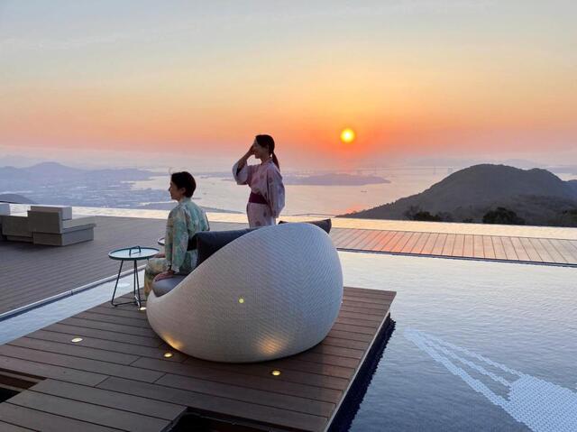 　「水鏡テラス」からの瀬戸内海に沈む夕日