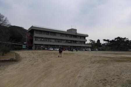 　旧瀬居中学校。学校全体が「美術館」となり、8人のアーティストの作品が展示される（撮影時は公開準備中）