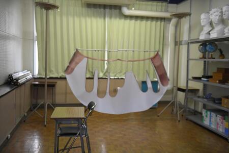 　中学校内では学校の備品などを生かした作品が数多く展示されている（撮影時は公開準備中）