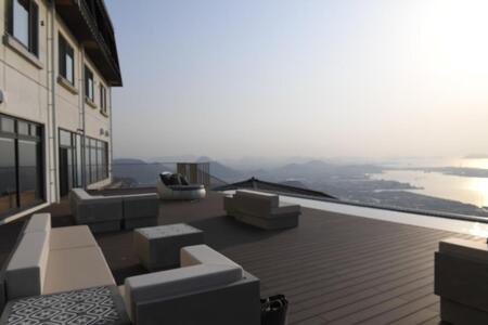 　リニューアルされたばかりの「休暇村　讃岐五色台」の目玉「水鏡のテラス」。眼前に広がる瀬戸大橋と瀬戸内多島美を堪能できる