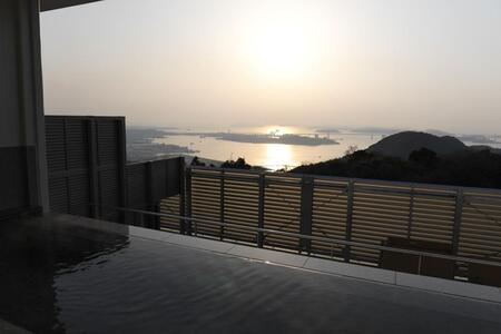 　露天風呂からも瀬戸大橋に沈みゆく夕陽をながめながら、ゆったりとくつろげる