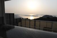 　露天風呂からも瀬戸大橋に沈みゆく夕陽をながめながら、ゆったりとくつろげる