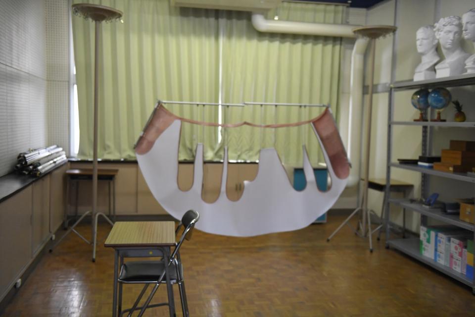 　中学校内では学校の備品などを生かした作品が数多く展示されている（撮影時は公開準備中）