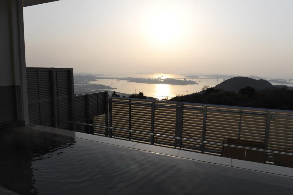 　露天風呂からも瀬戸大橋に沈みゆく夕陽をながめながら、ゆったりとくつろげる