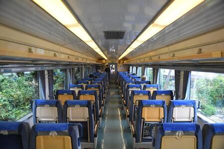 徳島方　座席タイプの車内
