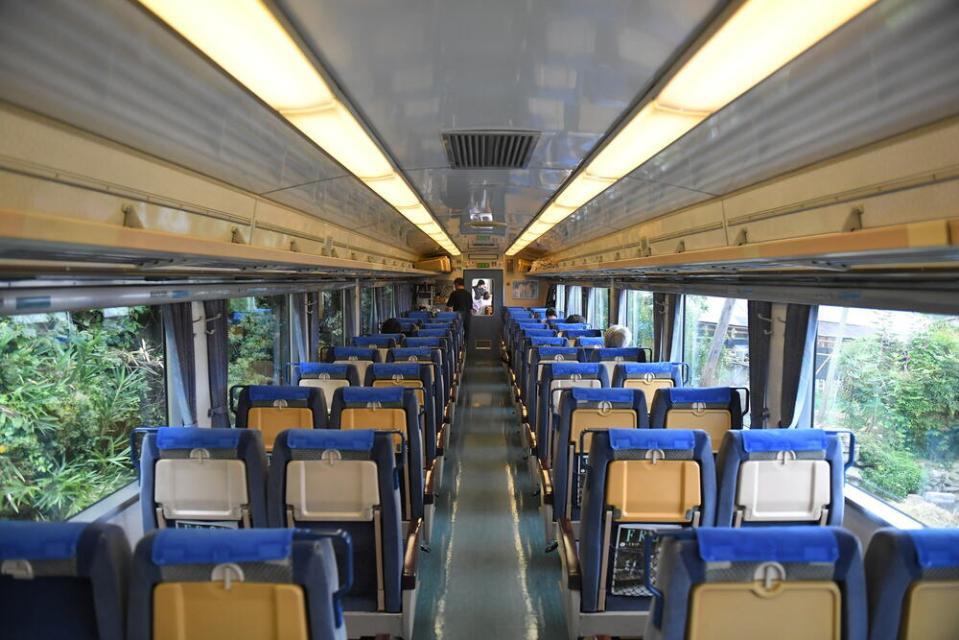 徳島方　座席タイプの車内