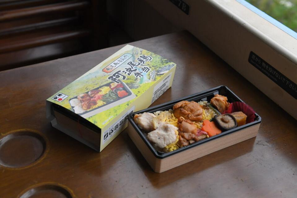 人気の阿波尾鶏弁当（別途予約が必要）