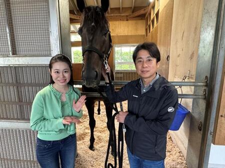 カゼノランナーを囲んで松永幹夫調教師（右）と野里美央＝栗東トレセン（今年６月撮影）
