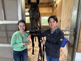 カゼノランナーを囲んで松永幹夫調教師（右）と野里美央＝栗東トレセン（今年６月撮影）