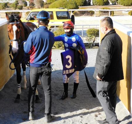 　姫路初騎乗で初勝利を挙げた今村聖奈（中央）＝撮影・中山伸治