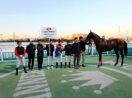 兵　庫競馬の一日最多勝記録を更新した吉村智洋（左）＝撮影・中山伸治