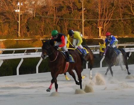 　１２Ｒをキングクーで制し、新記録を達成した吉村智洋（左）＝撮影・中山伸治