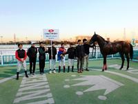 兵　庫競馬の一日最多勝記録を更新した吉村智洋（左）＝撮影・中山伸治